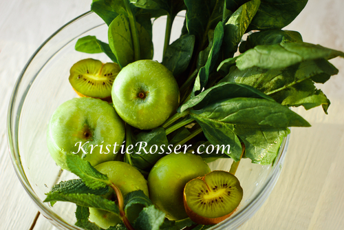 shutterstock_spinach apple kiwi in blender